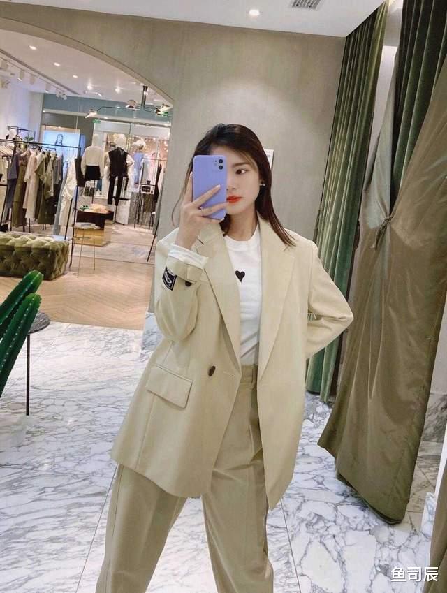 鱼司辰|小个子如何穿出“职场”范？一身灰色西服套装精致干练，显高显瘦