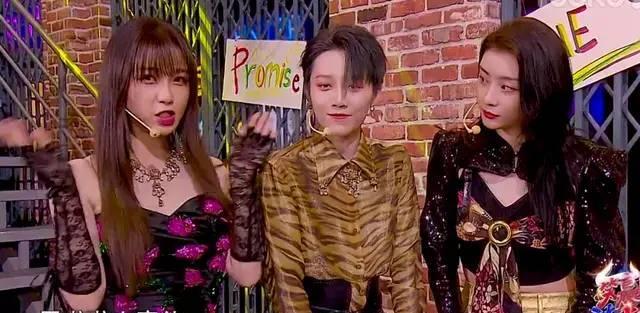 春晚|春晚斗艳：杨幂红裙紧绷凹凸，虞书欣抹胸蕾丝，热巴吊带艳压全场