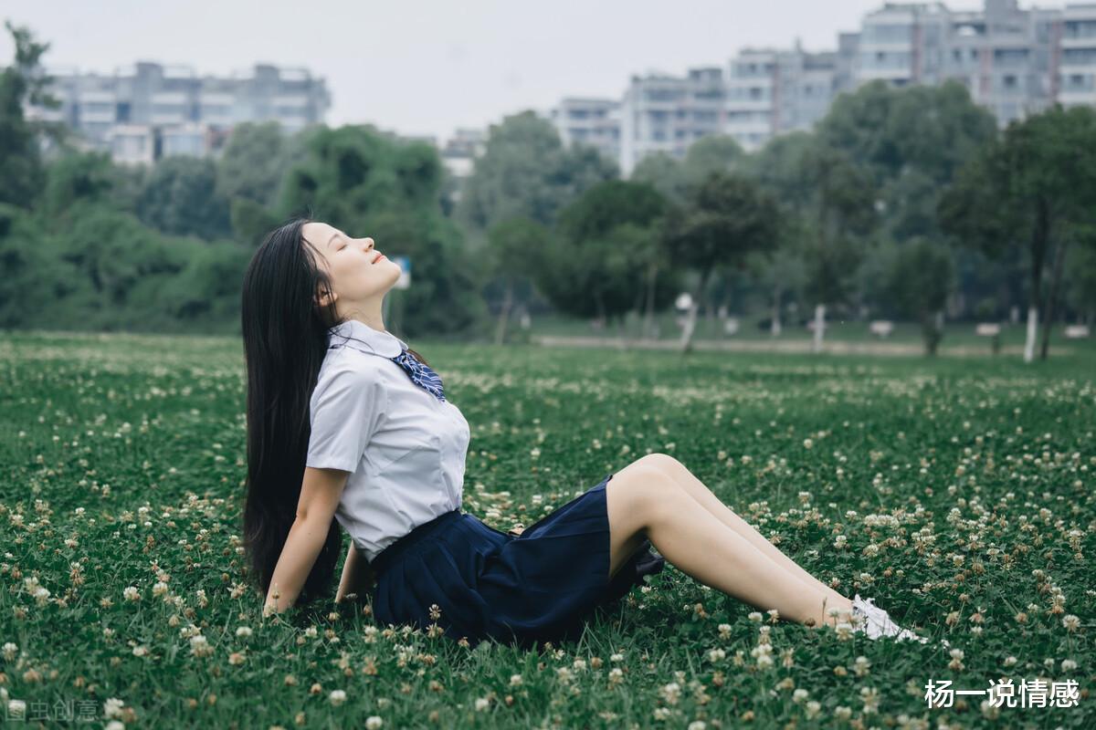杨一说情感|飘落的羽毛，擦燃爱情的火花，最美的警察，唱出初恋的歌谣！