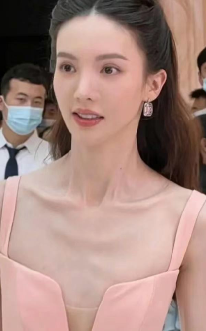 金晨 排骨胸、纸片人、行走的“骷髅”,这些女星瘦成这样,真不好看啊