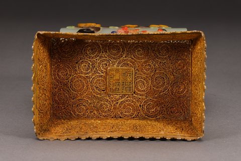 |清代: 【乾隆年制】和田玉银鎏金花丝烧蓝嵌百宝双耳盖瓶