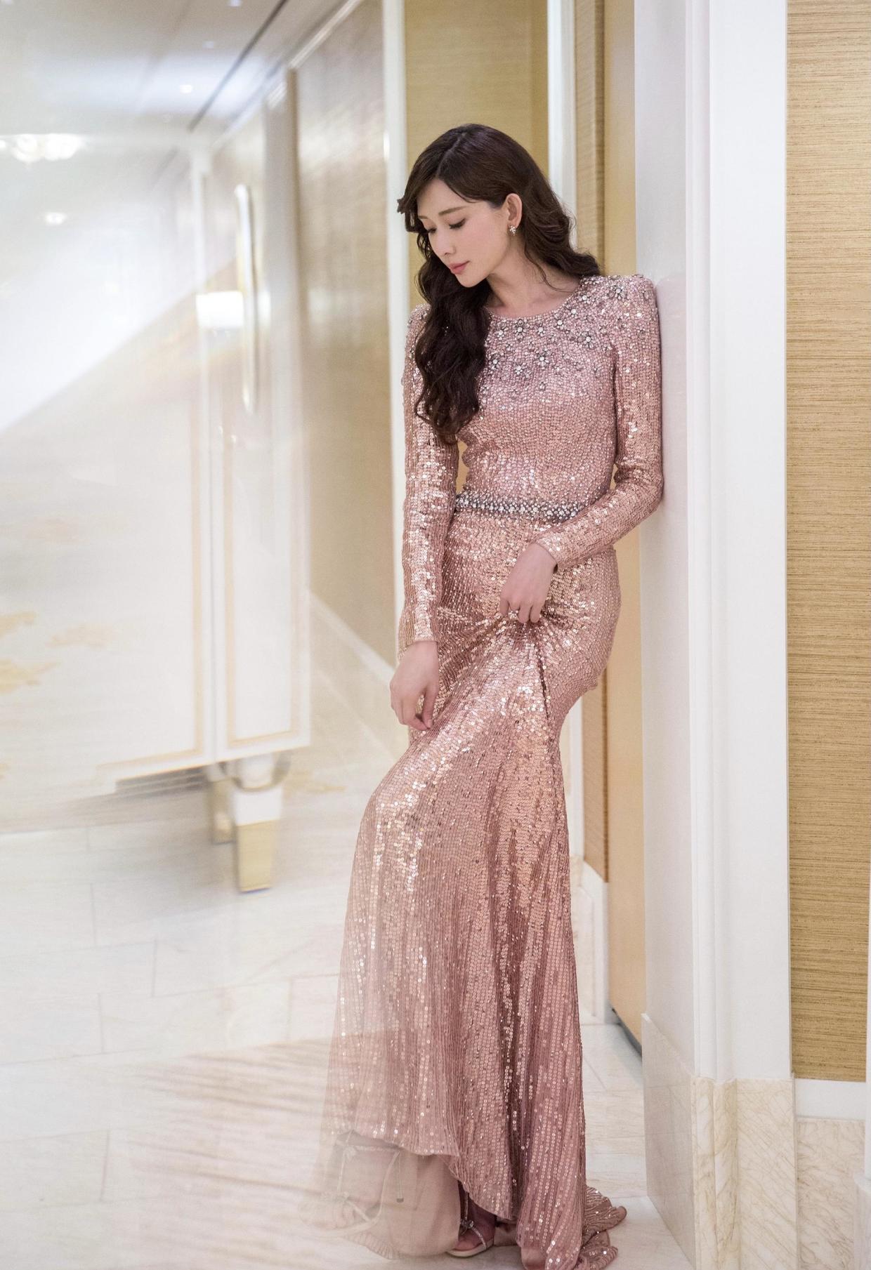 林志玲|日本媳妇林志玲真会穿，一袭蕾丝连衣裙高贵优雅，时髦洋气