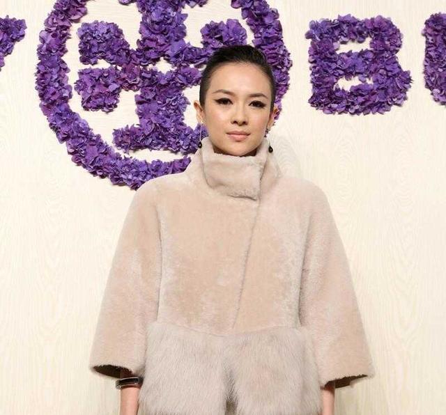 外套|章子怡剪短发太惊艳了！穿姜黄色衣服裙气质优雅，又美出了新高度