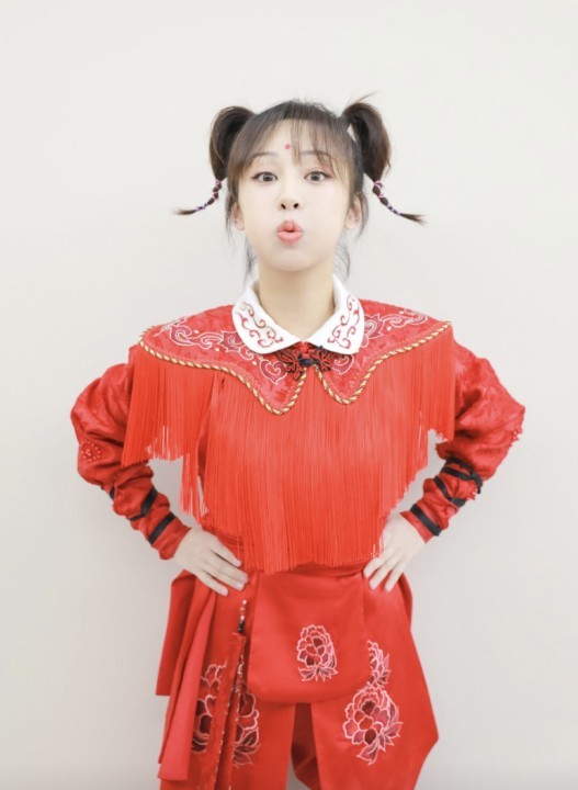 杨紫|杨紫扮“红孩儿”上热搜，谁注意她的发际线，网友：不容乐观！