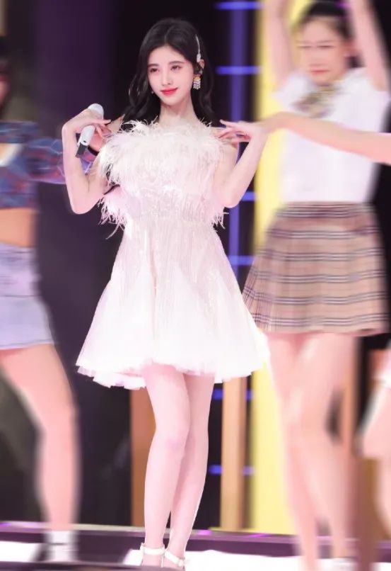 蒋欣|这些女星走红毯似在上演闹剧！看脸无可挑剔，秀身材，自曝缺点