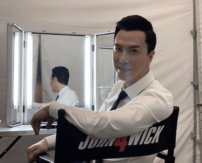 甄子丹|58岁甄子丹罕见化浓妆，梳背头皮肤白略显油，嘟嘴亲吻老婆秀恩爱