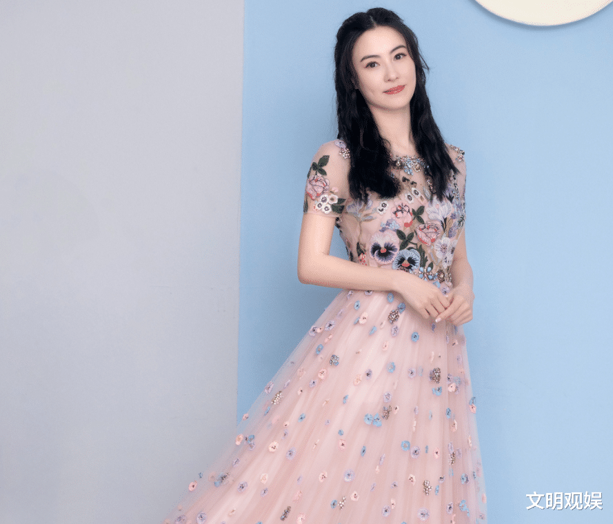 张柏芝|张柏芝穿粉色仙女裙庆生，41岁颜值依旧抗打，却被手中蛋糕样式抢镜