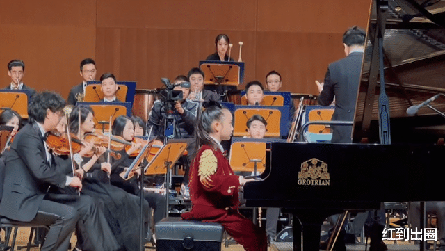 贾云馨|9岁甜馨演出后台曝光排场大！工作人员站满房间，助理只能蹲着递水