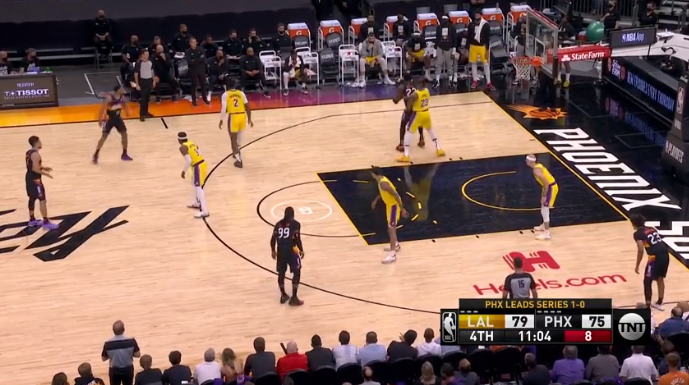 勒布朗·詹姆斯|名場面！艾頓錯位背打詹姆斯，頂了兩秒立馬認慫，詹皇一動也不動