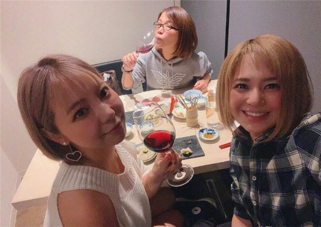 苍井空|37岁苍井空晒和朋友们的合照，评论区出现“神评”：我居然都认识