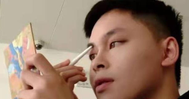 化妆 大学生没化妆对比化妆后,判若鸿沟,网友:亲妈也认不出来啊