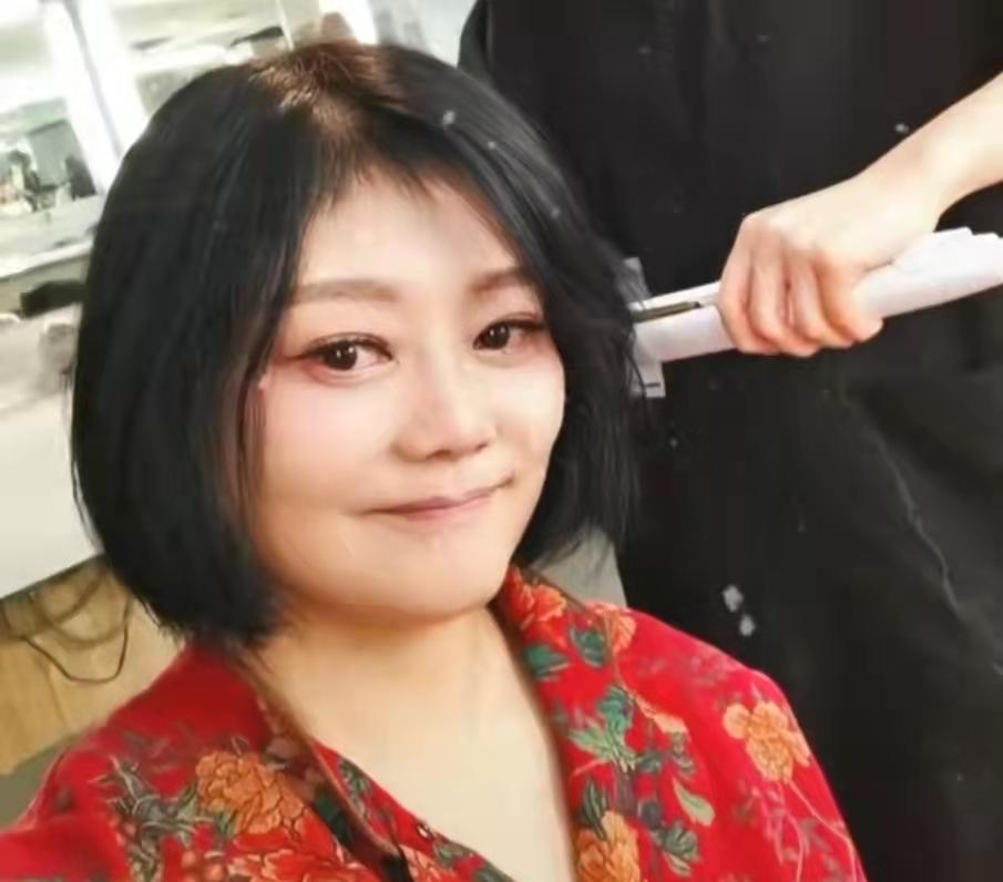 薛之谦|58岁千百惠曝近况,小香风穿搭贵气十足,求关注却被网友劝退