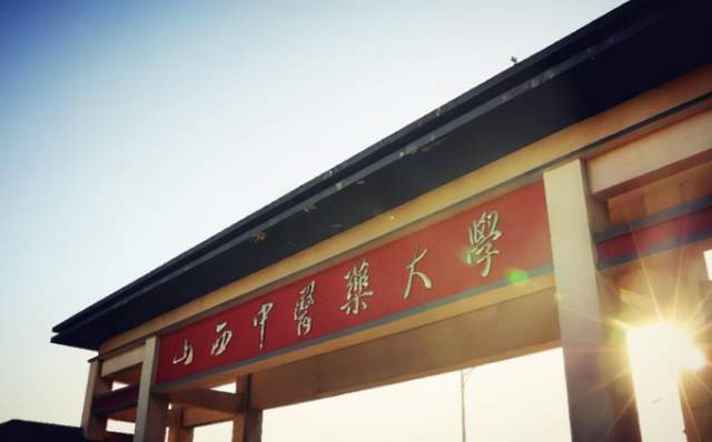 大一新生“误入”女浴室被逮,偷看还不忘偷拍,甚至偷走女生内裤
