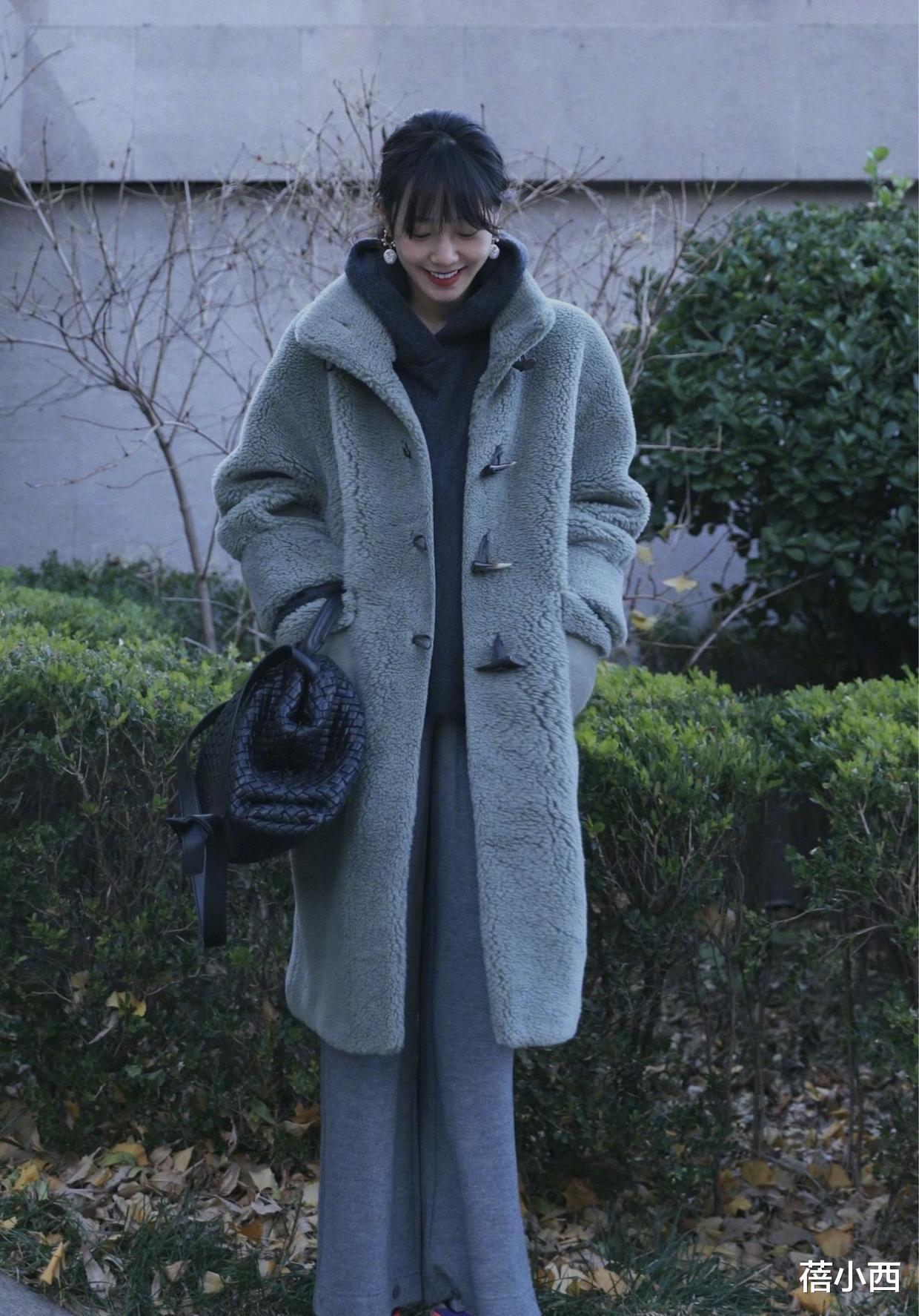 蓓小西 白百何又成功穿出了超模既视感,绿色外套配条纹阔腿裤,真高级