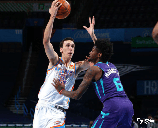 雷霆隊(duì)|身高2米13打后衛(wèi)？真頭一次見！7記三分征服球迷！雷管太神了