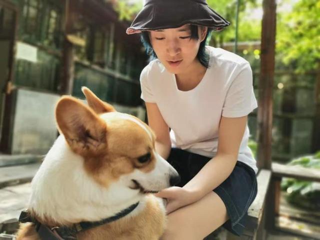 新周刊 一个女孩想要平安长大有多不容易？别怕，姐姐来了