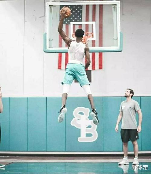 季后赛|力压胖虎，成全美第一的天才觉醒了！仅用1年，让嘘声变掌声，强