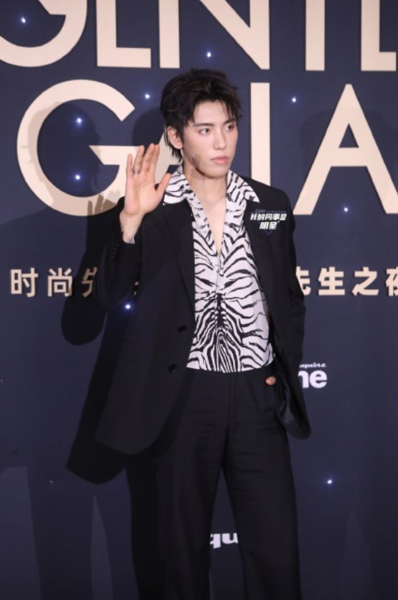 邓伦|时尚先生红毯：龚俊造型像火龙果，邓伦最帅！虚拟主持人风头最强
