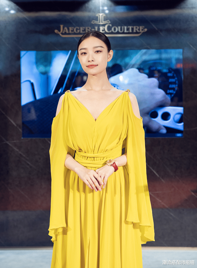 时尚搭配|倪妮这裙子容易让人看错，透纱的肉色裙子，显得她皮肤更白了