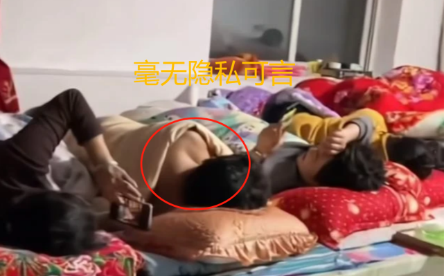 女儿女婿上门,全家16口人睡一个炕,都穿着单薄的衣服,毫无隐私