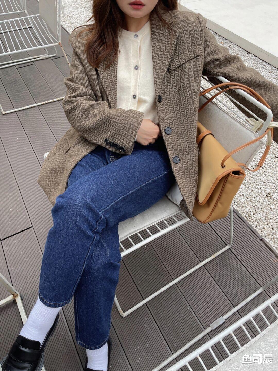 鱼司辰 秋冬韩系不露腿穿搭怎么穿？西装格子外套+牛仔裤，复古又时髦！