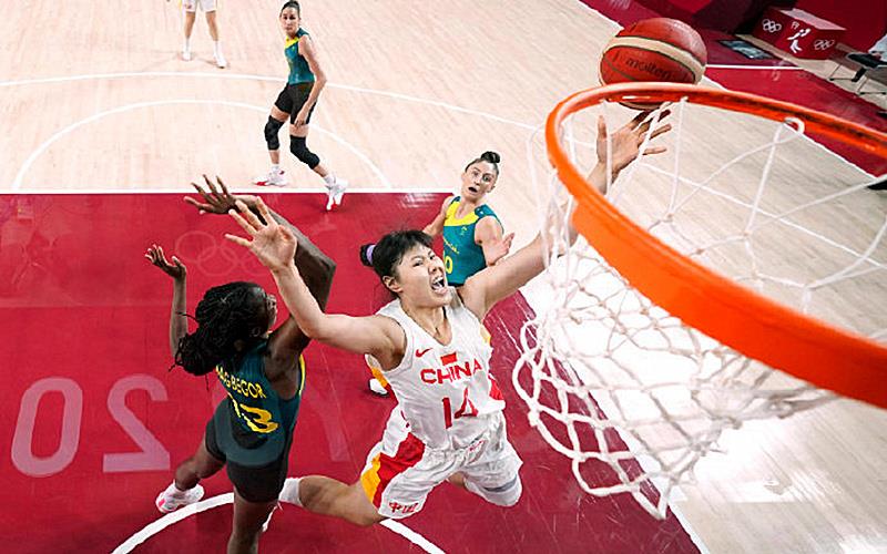 王维说|富贵险中求，女篮2.1秒绝杀强敌，男篮再成背景，球迷艾特周琦