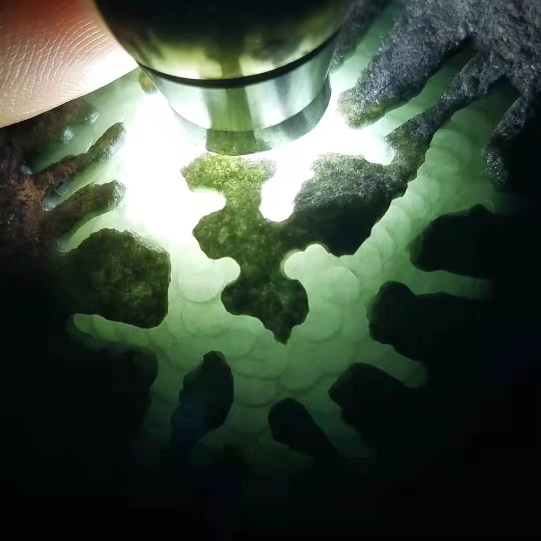 翡翠手镯|让几千的翡翠秒变几万！只需一根红线？