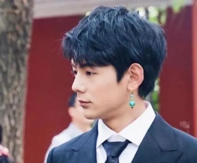 依科育儿吧|丁真被国企录用惹争议，大学生质疑：寒窗苦读多年反倒不如颜值高