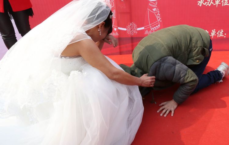 清水时尚 新娘：我男闺蜜礼服脏了，我和他去洗干净，新郎：你忘了挂电话