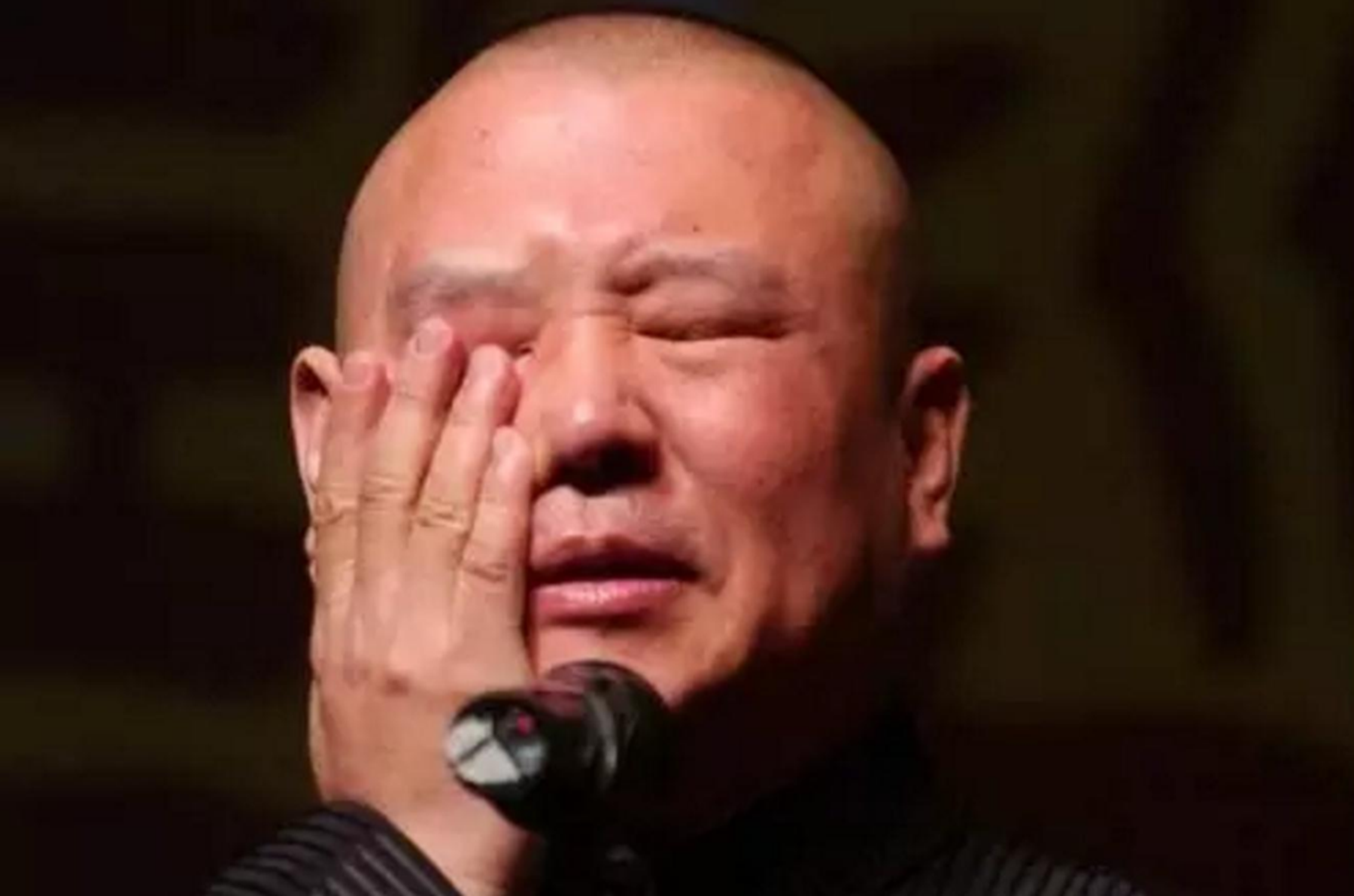 郭德纲|郭德纲落魄时打车被拒，哭着走了2小时回家，成名后找到了司机