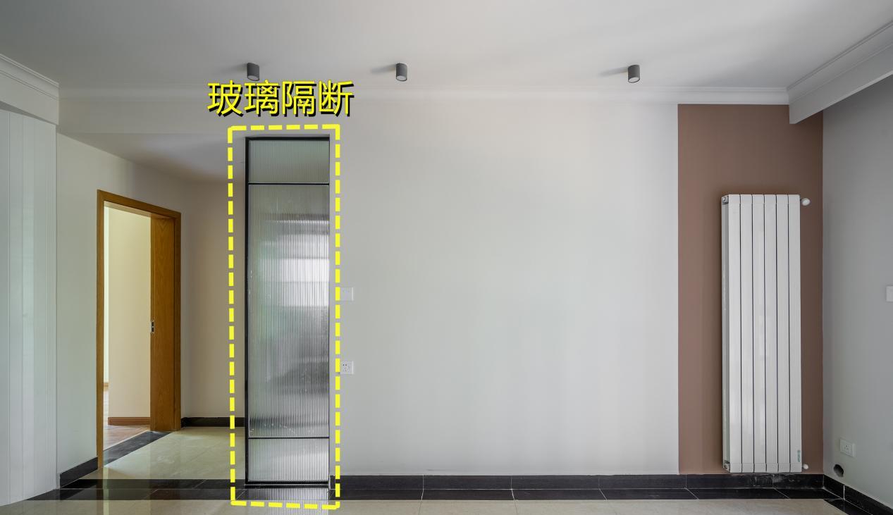 |卫生间门对着客厅玄关，那叫一个尴尬！机智装玻璃隔断，瞬间化解