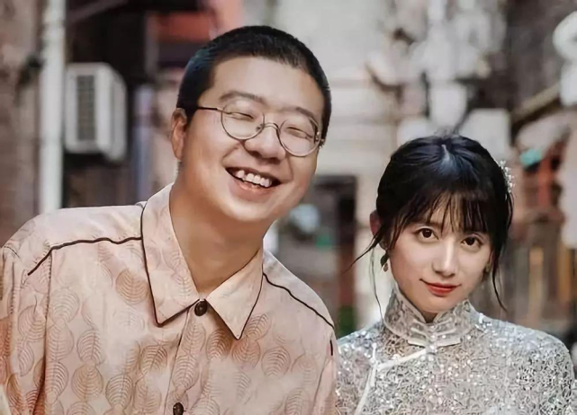 李诞|李诞带货女士内衣,称躺赢职场遭网友痛批,网红美妻曾家中挂东亚病夫匾额