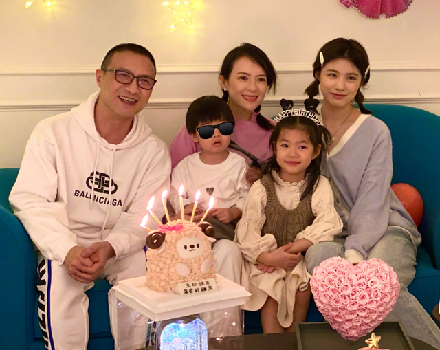 章子怡|章子怡晒全家福为女儿庆生！醒醒心形丸子头好可爱，小儿子脸上肉嘟嘟