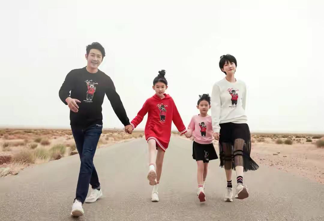 陆毅|陆毅俩女儿都长大了，穿运动装如邻家小妹，长得一个像爸一个像妈