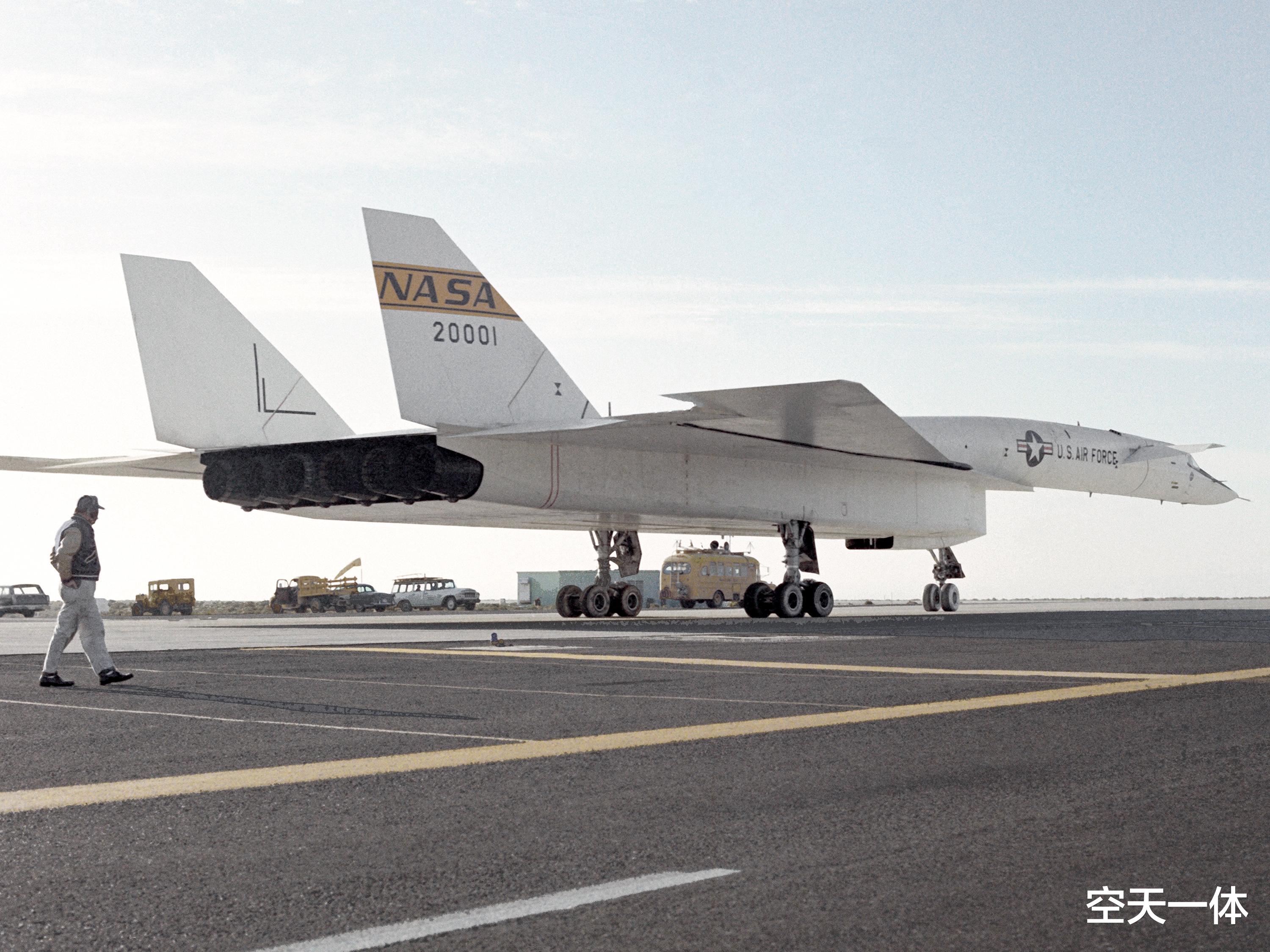 马赫|脚踩风火轮，XB70冒险降落火光四溅，3马赫战略轰炸机为何不香了？