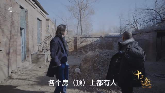 王宝强|王宝强回乡探亲，穿旧款千元羽绒服难掩憔悴，老宅已衰败破旧不堪