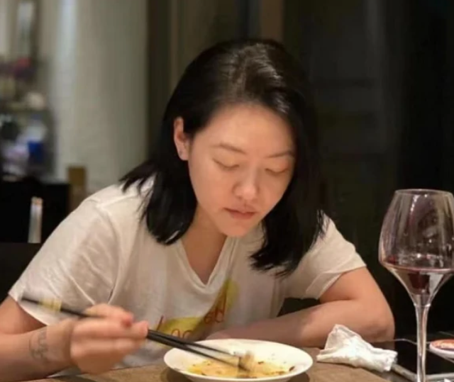 小S|小S深夜发文回应身材走样：老娘已经43岁，腰间有点赘肉不行吗