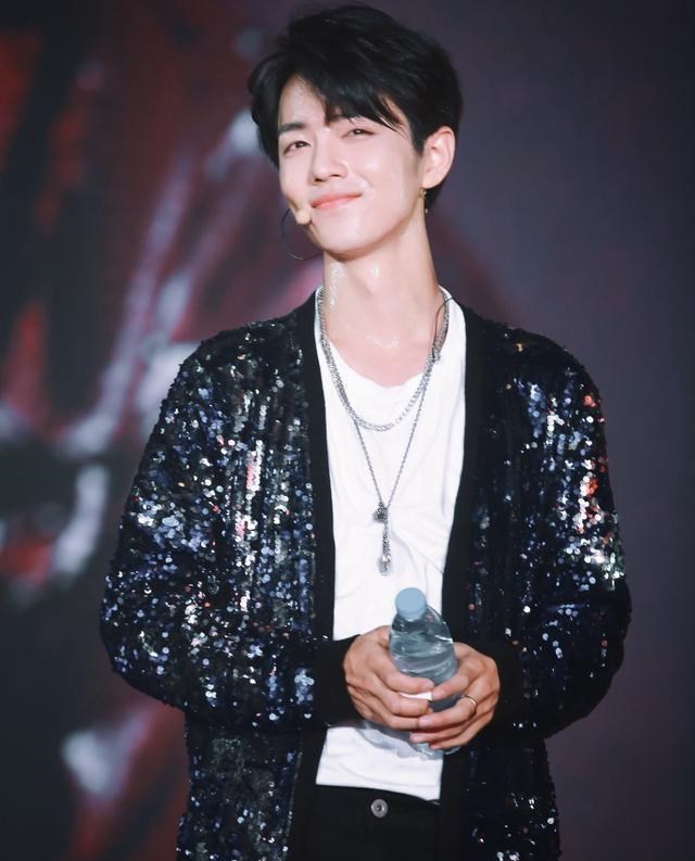 肖战|官媒表扬两位偶像，肖战再次上榜，粉丝“八字刷屏”令人感动