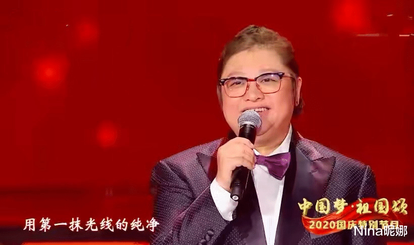 Nina昵娜|韩红罕见走机场，穿POLO衫似“老干部”，踩1千外国货迈八字步真霸气