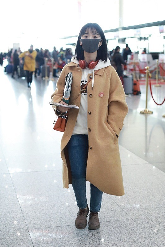 小白爱美搭 沈月看着“好小只”,但穿纯色一字肩裙挺甜美,身材比例也挺好