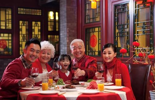 残疾小伙与富婆相恋,富婆坐拥多处房产,想做试管给小伙生孩子