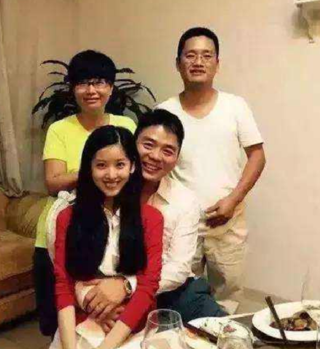 章泽天|比刘强东大5岁的丈母娘长啥样？看了本人照片后，网友表示自闭了