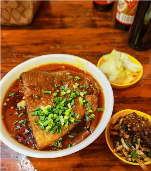 寸步不离的感觉 贵阳火了40年的肠旺面，12元一碗一天卖出2000碗，开门排满一条街