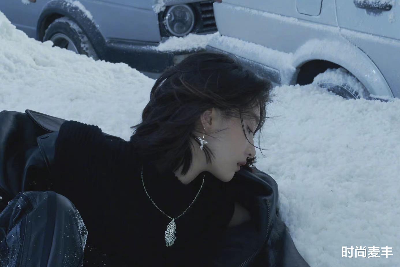 周冬雨|周冬雨 《时尚COSMO》9月刊双封面，冬日的凛冽露着胳膊，看着都冷