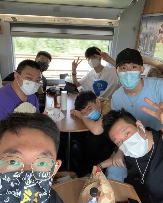 胡小小乖|德云社王昊悦与队友返回北京，却未见高峰身影，网友：你师傅呢