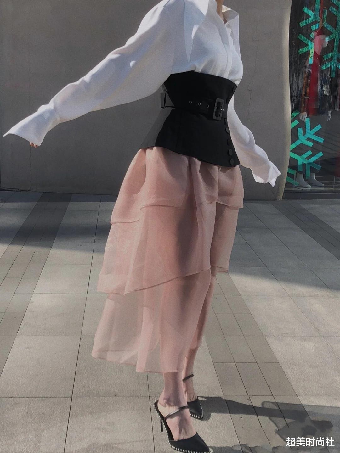 美容|44岁曾黎成时尚“腰精”!穿金色束身裙秀小蛮腰,红唇卷发太迷人