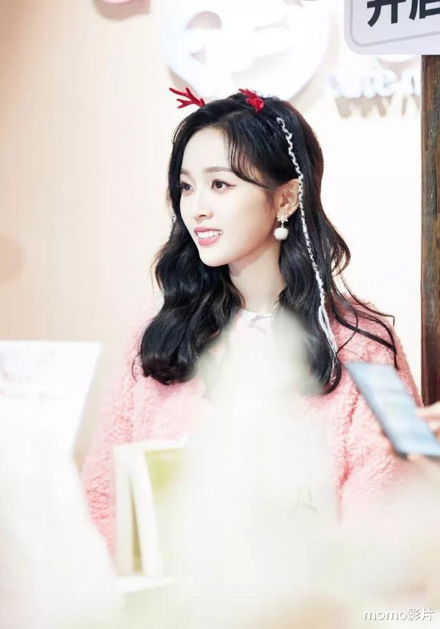 陈志朋|吴宣仪戴着鹿角发带，清新时尚可爱又减龄，关键是好用又好搭