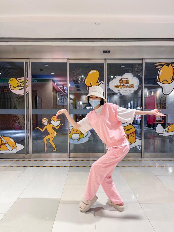 陈晓|迪丽热巴立冬晒自拍，对镜比耶好少女，穿宽松毛衣难挡纤细小蛮腰