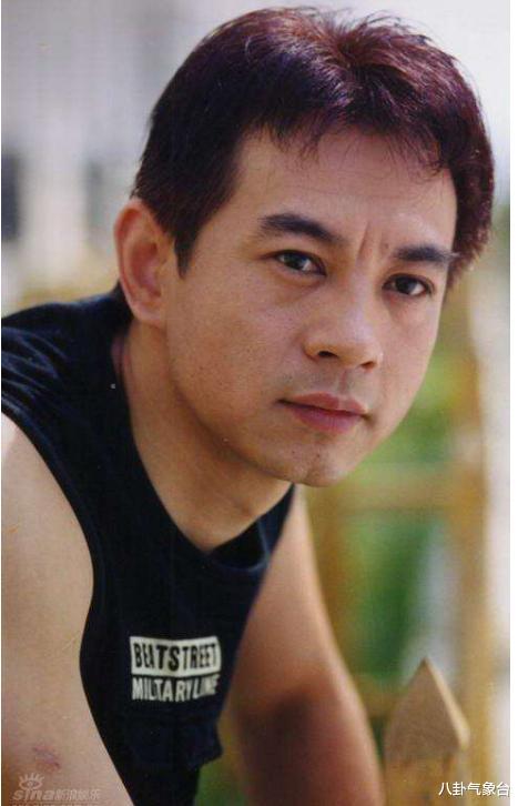 周浩东|演员周浩东，27岁上北电，养父是他前行路上最大的支持