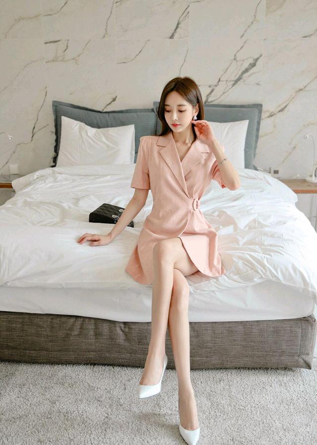 心壹文学|女神孙允珠高清时尚搭配：粉梦流光简式裁剪气质西装裙